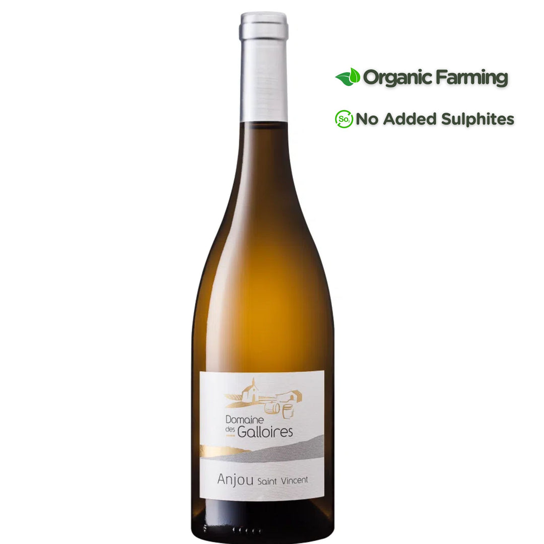 A bottle of white wine from Domaine des Galloires, Anjou Saint Vincent, on a white background with text badges indicating Organic Farming and No Added Sulphites.