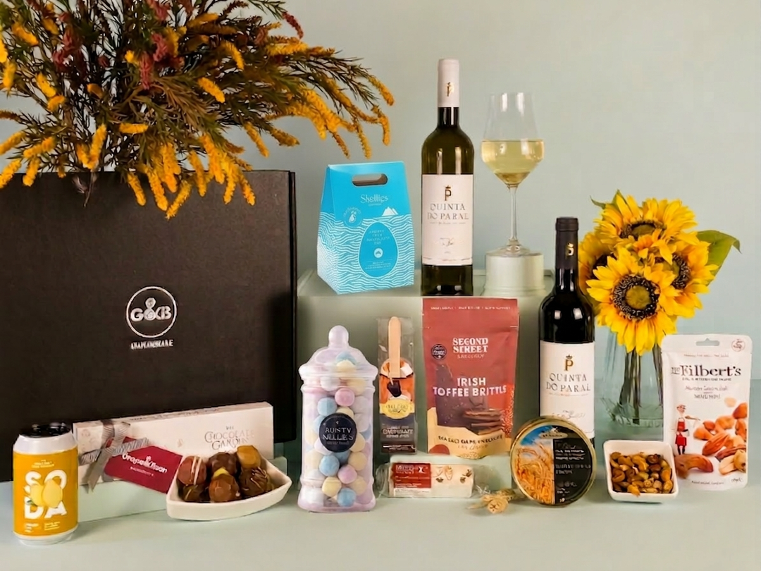 Easter Hamper with red and white wine - Grape & Bean